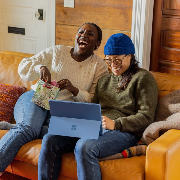 Student learning Spanish online