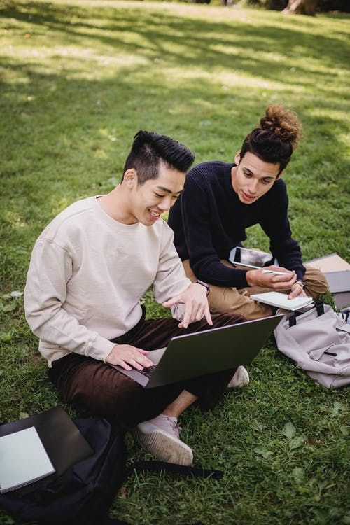 Student learning Spanish online